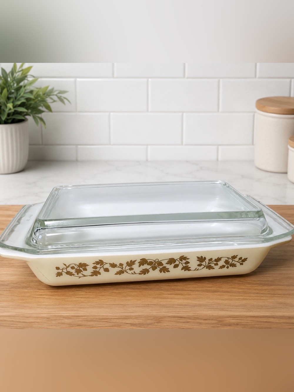 Vintage 1960’s Pyrex Gold Acron Casserole Dish 550C 24
